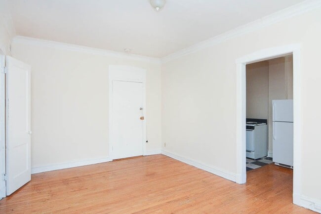 Building Photo - 2226 W Wilson Ave