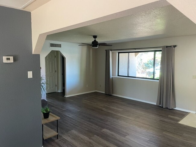 Building Photo - Single family home in the Village of Oak Creek