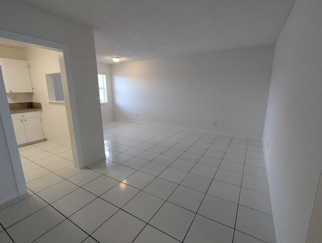 Building Photo - 5831 SW 36th Ct