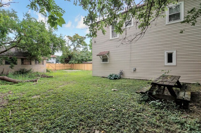 Building Photo - 570 Southwood Ave