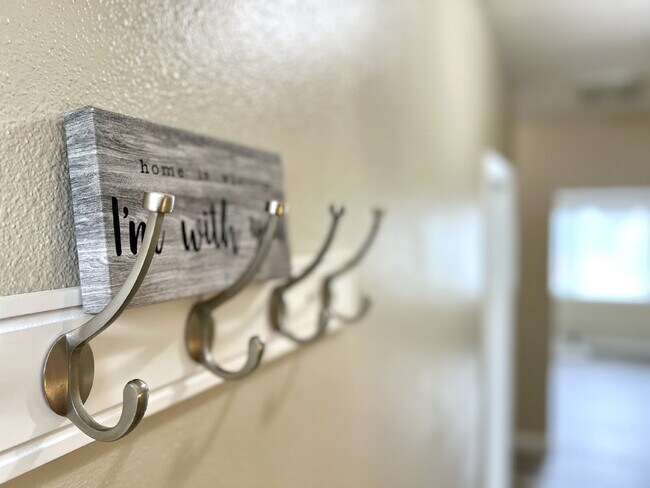 Building Photo - Beautifully Renovated 3 Bedroom Apartment on the 2nd Floor