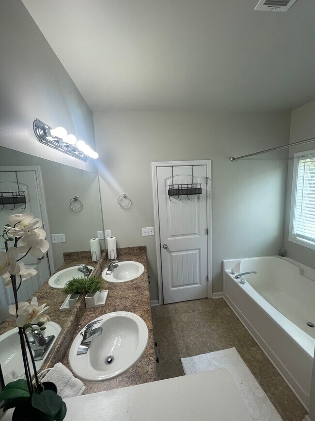 Building Photo - 2642 Dayview Ln