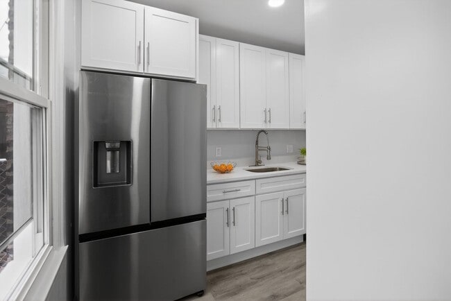 Building Photo - wonderful 3BR 1.5 Bath in the H st Corridor