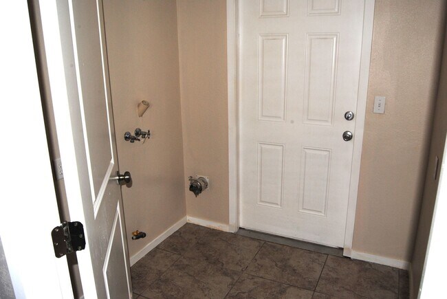 Building Photo - 5701 Daggett Ave