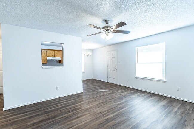 Building Photo - 2 Bedroom House w Large yard