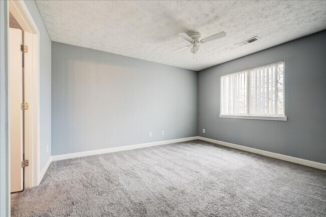 Building Photo - **2 bedroom 2 bath $1199/mo***Evansville, IN*** Pet Friendly**Vaulted Ceilings