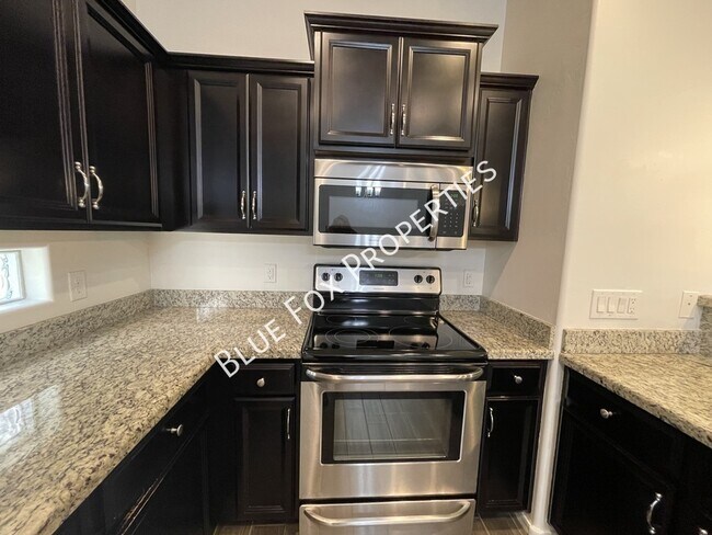 Building Photo - 8721 N Black Pine Dr