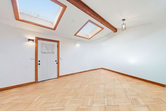 Building Photo - 3 Bed/2.5 Bath Multilevel Home with Amazin...