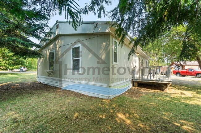 Building Photo - 3 Bedroom 2 Bathroom Home with Off-Street ...