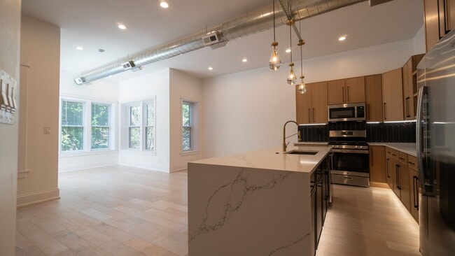 Building Photo - Stunning 3-Bedroom, 2-Bath Gem with In-Unit Washer/Dryer! Discover Uptown Living.