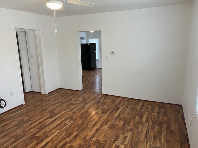 Living room - 4225 W Southport Rd