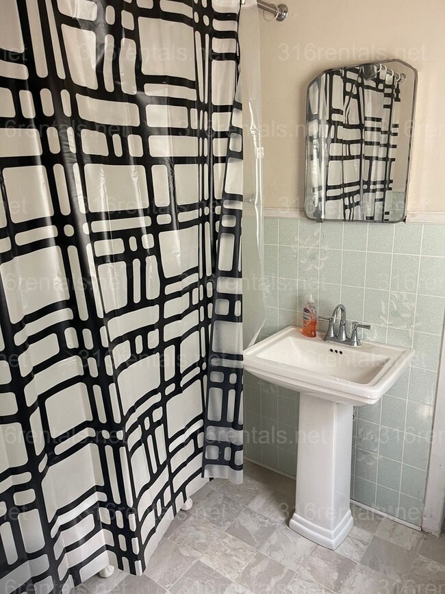 Building Photo - $850 - 2 bed 1 bath - Single Family Home