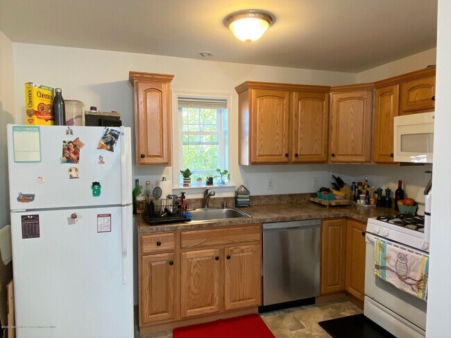 Building Photo - 211 Brinley Ave