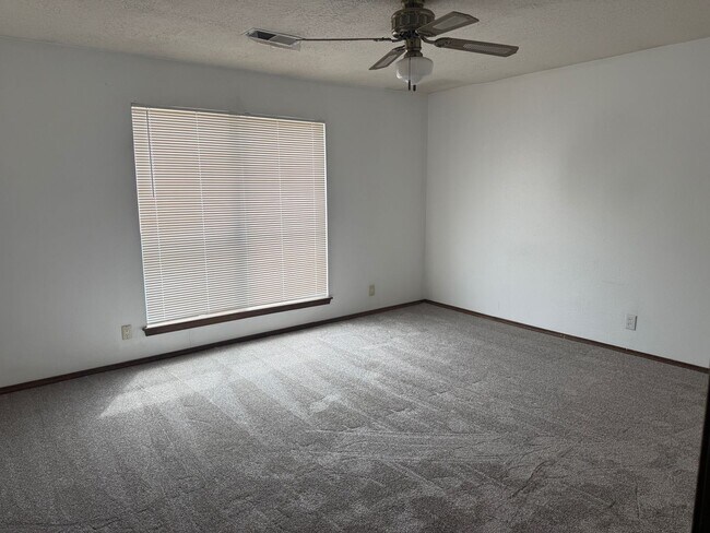 Building Photo - 4 Br, 1.75 Ba, 2 living areas, formal dining room, 2 CG, nice yards, storage shed