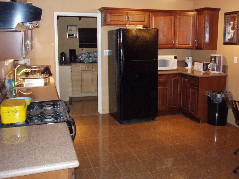Kitchen_01 - 10809 Huston St