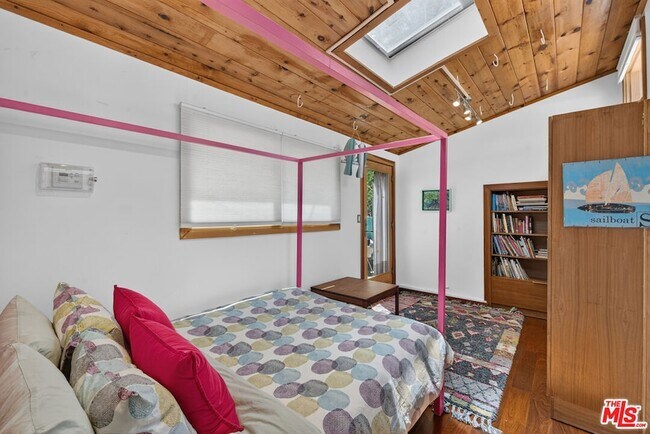 Building Photo - 1738 Topanga Skyline Dr