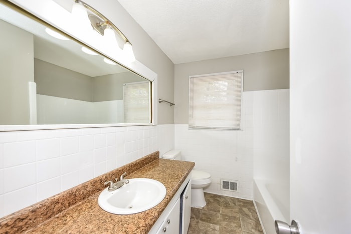 Building Photo - 4010 Pine Cone Dr