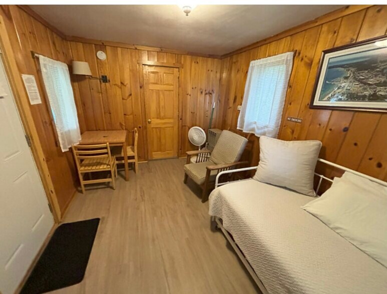 Living space with trundle bed / daybed - 853 E Front St