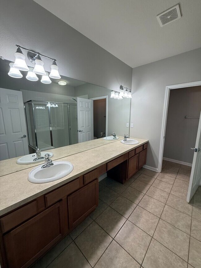 Building Photo - 3BR 2BA w/ Screened Patio + Pool/Gym Access in Gated Villa Serena