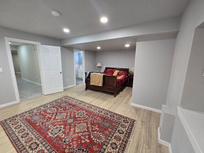 Building Photo - 2 Bed 2 Bath Basement Apartment