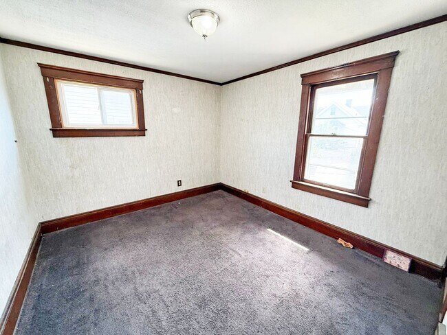 Building Photo - 3 BED 1 BATH BEAUTIFUL SINGLE FAMILY HOME ...