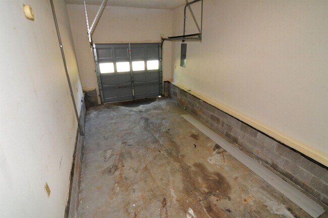 Building Photo - Sweet 3 bed 2.5 ba.  1 car garage in St B