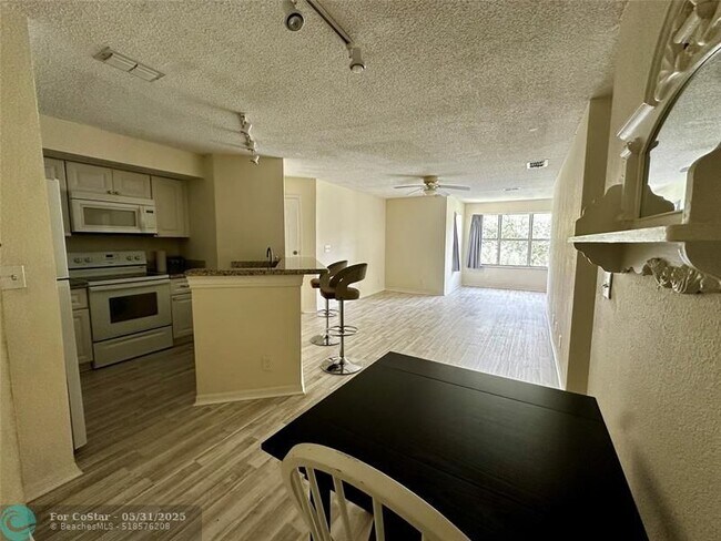 Building Photo - 3330 Pinewalk Dr N