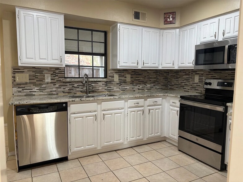 Building Photo - 500 Button Willow Ct