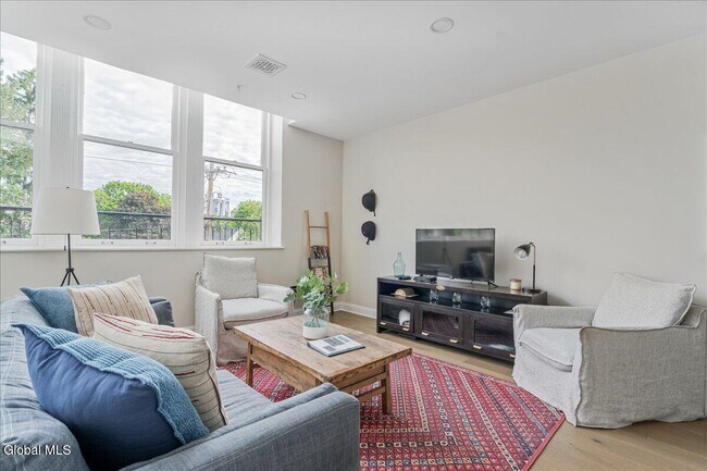 Building Photo - 77 Van Dam St