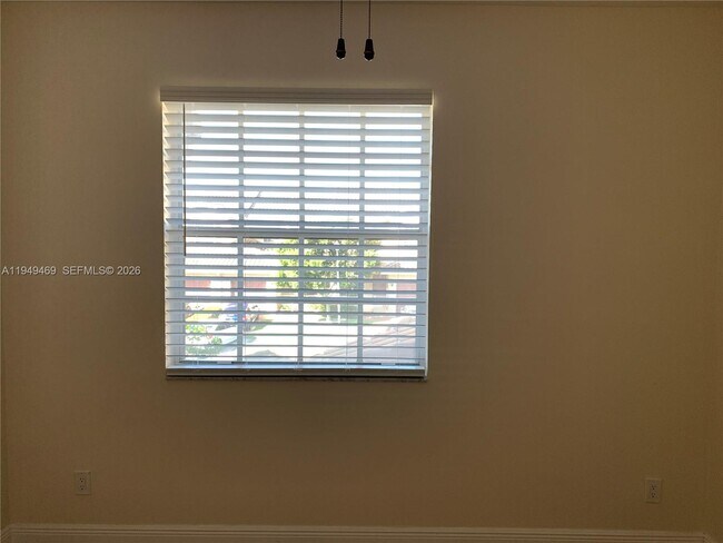 Building Photo - 3338 Lakeside Dr