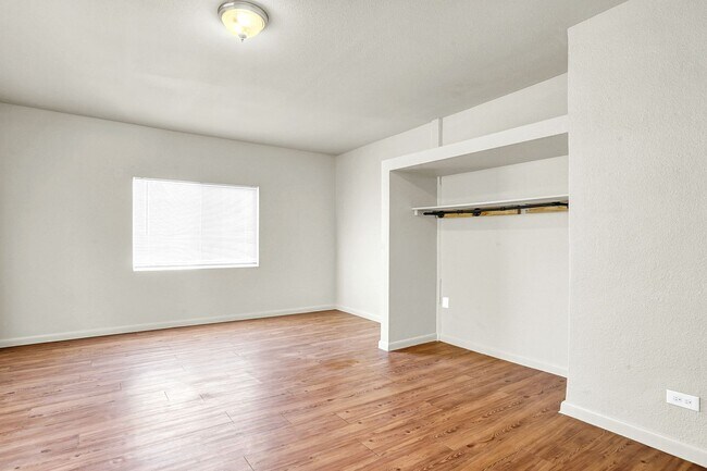 Building Photo - Central 1 Bedroom 1 Bath