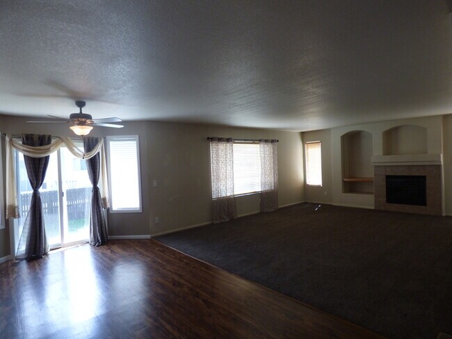 Building Photo - Stunning 4 bedroom/ 2.5 bath home with 2 car Attached Garage in Fort Collins, Colorado