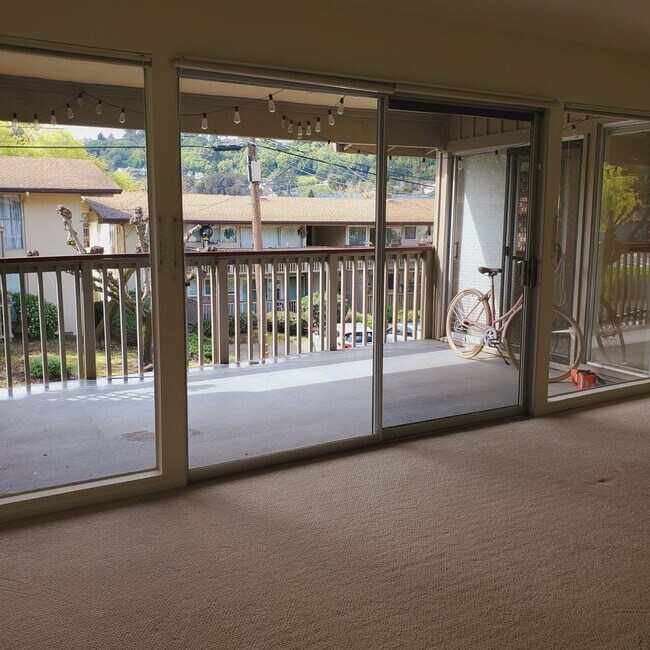 Building Photo - Pinole Crest 2 bedroom/2 bath Condo ~Light...