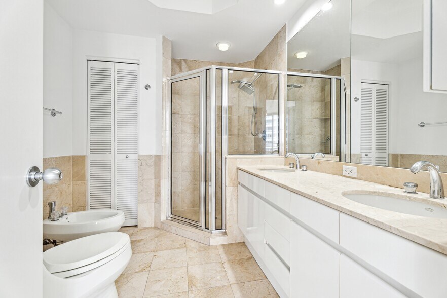 Building Photo - 808 Brickell Key Dr