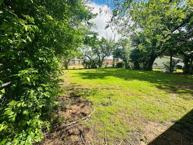 Building Photo - 421 E Showalter Dr
