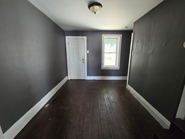 Building Photo - 528 N Jute St