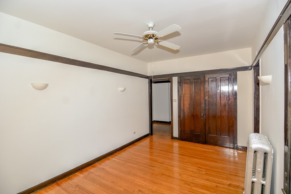 Building Photo - 824 W Waveland Ave