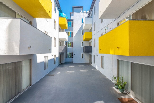 Building Photo - Oxford West Apartments