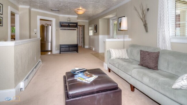 Building Photo - Trailside Living: 5BR Home Steps from Sanitas & Pearl Street