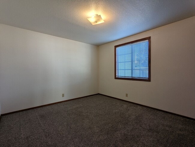 Building Photo - Great first floor 2bed/1 bath apartment