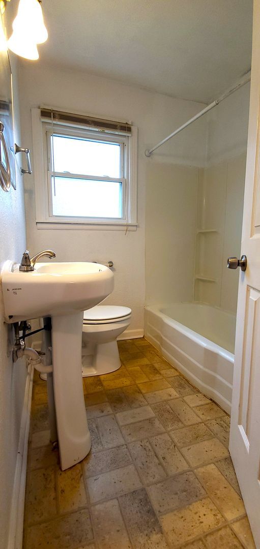Building Photo - BRICK HOUSE!!! 3-bedroom, 1-bath, Close to...