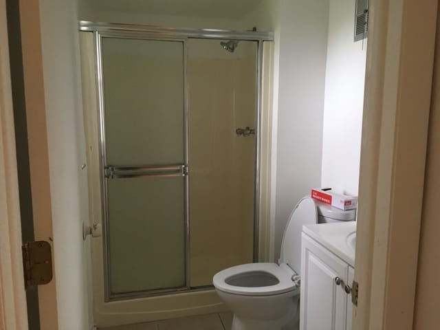 Master bathroom - 1583 Amberlea Dr S