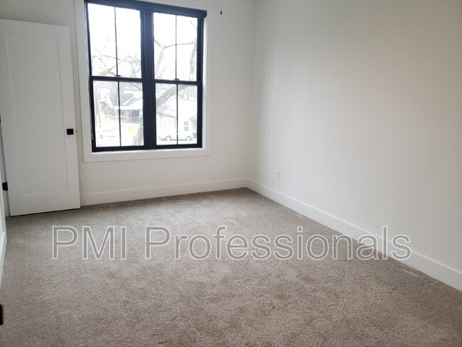 Building Photo - 227 S Bilbro Ave