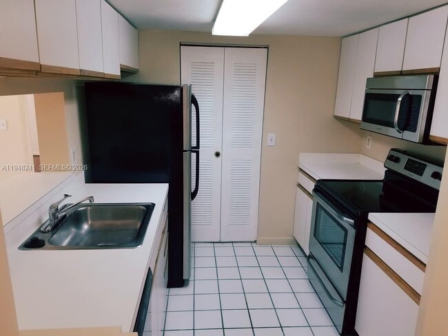 Building Photo - 9701 Westview Dr