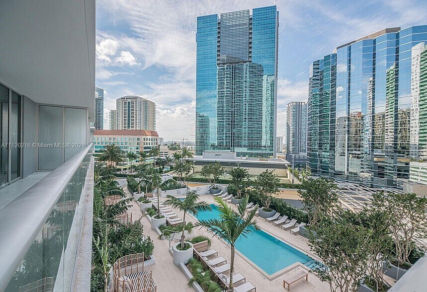 Building Photo - 1300 Brickell Bay Dr