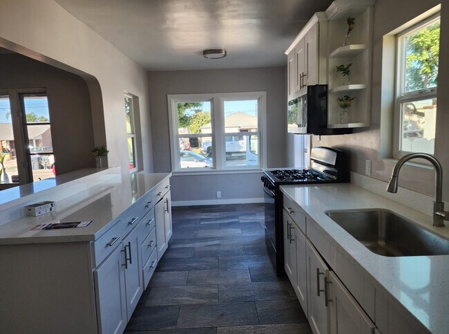 Building Photo - 1610 W 9th St