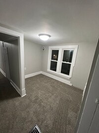 Building Photo - Huge 5 Bedroom House!  With garage!!!  Fre...