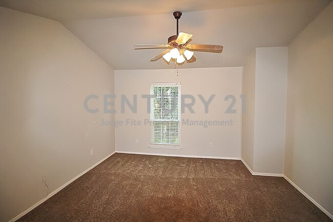 Building Photo - Cute & Clean 2-Story 2/1.5 Townhome in Gar...