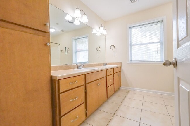 Building Photo - 322 Ray Ave