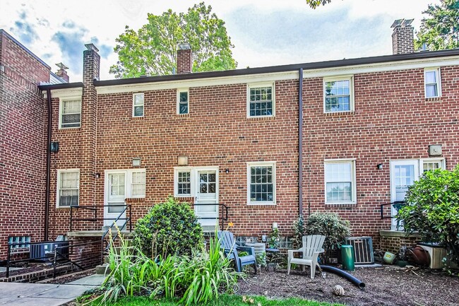 Building Photo - Border of Bethesda & Silver Spring 2+1 TWO...